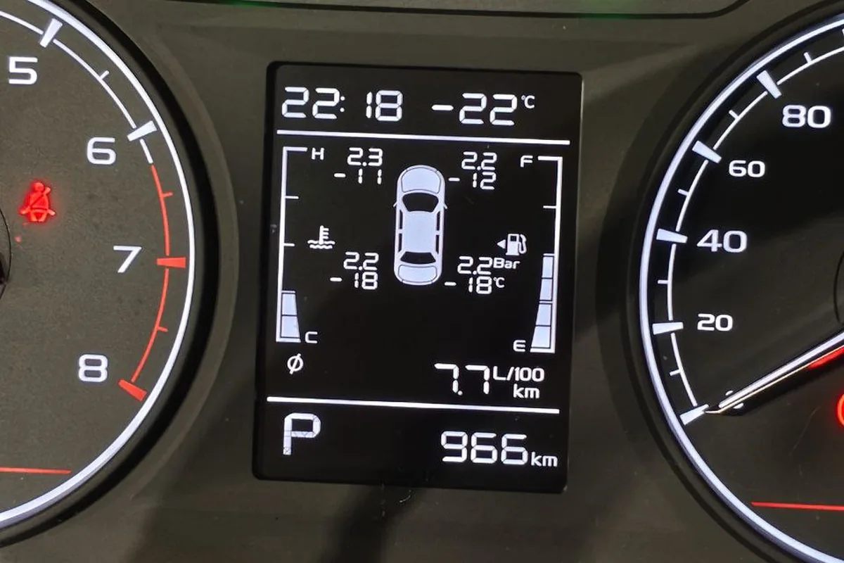 Приборная панель Geely Emgrand в мороз −22 на трассе