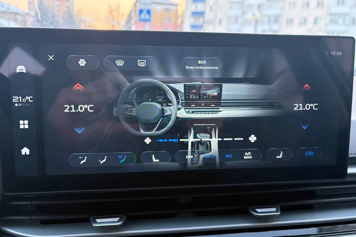 Экран климат-контроля Geely Emgrand в режиме AUTO на холодной машине