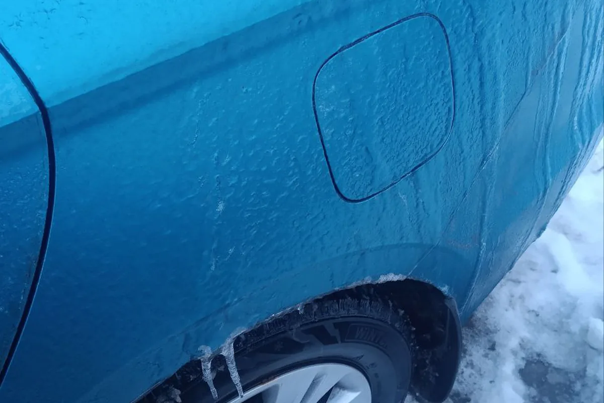 Обледеневшая дверца лючка бензобака Geely Emgrand