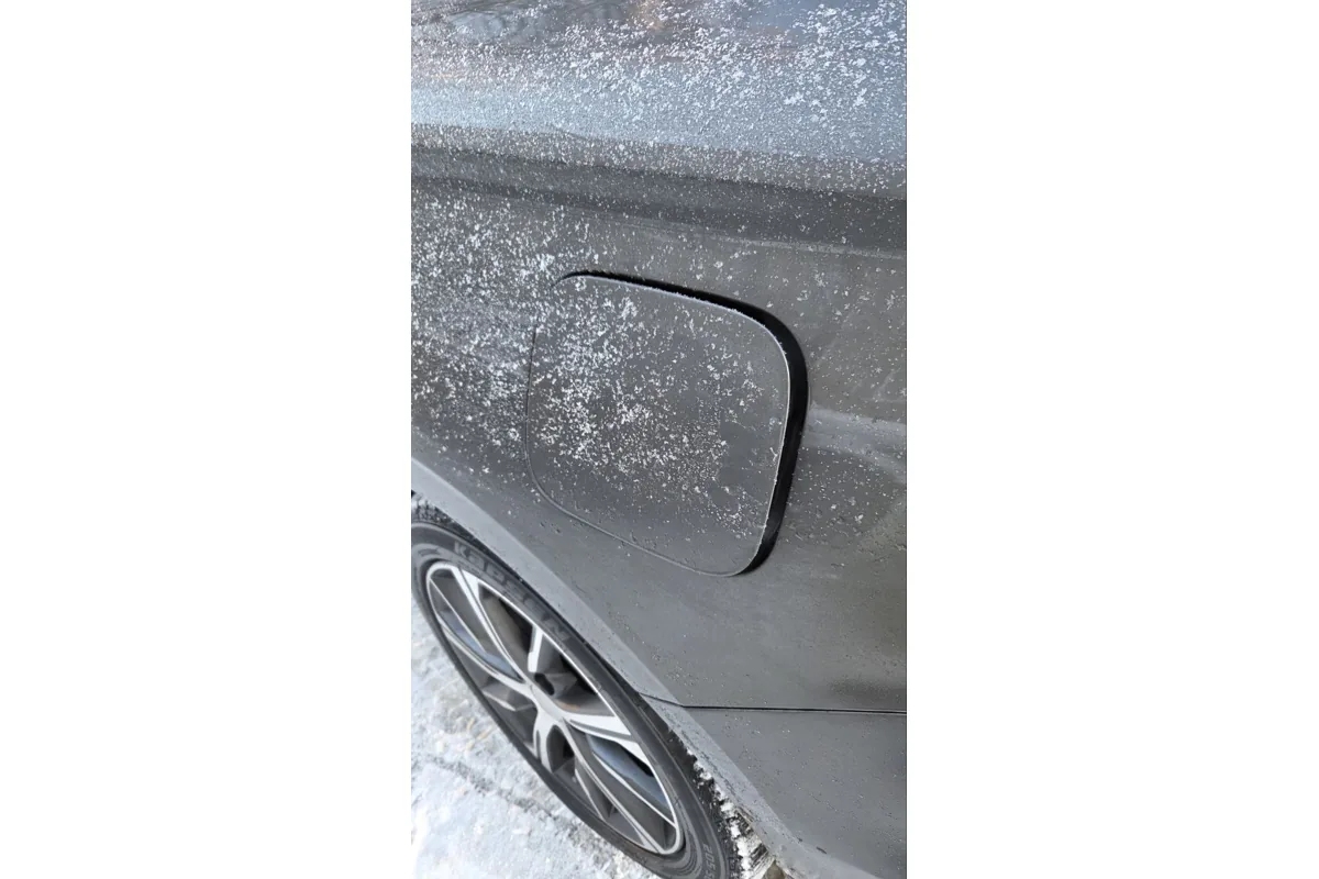 Лючок бензобака Geely Emgrand в наледи