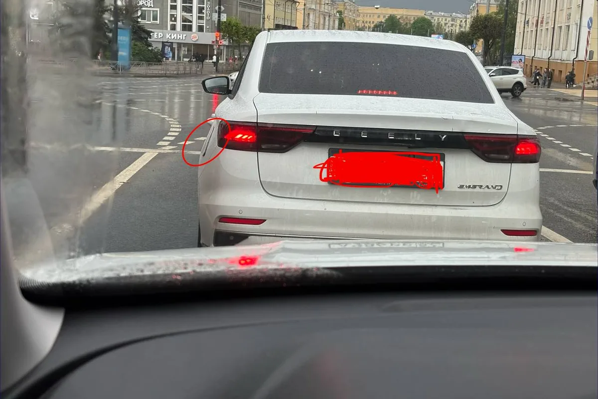 Сломанный толкатель лючка бензобака Geely Emgrand на улице