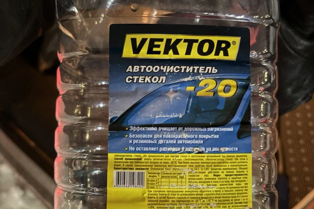 Незамерзающая жидкость Vektor −20, замёрзшая в бачке