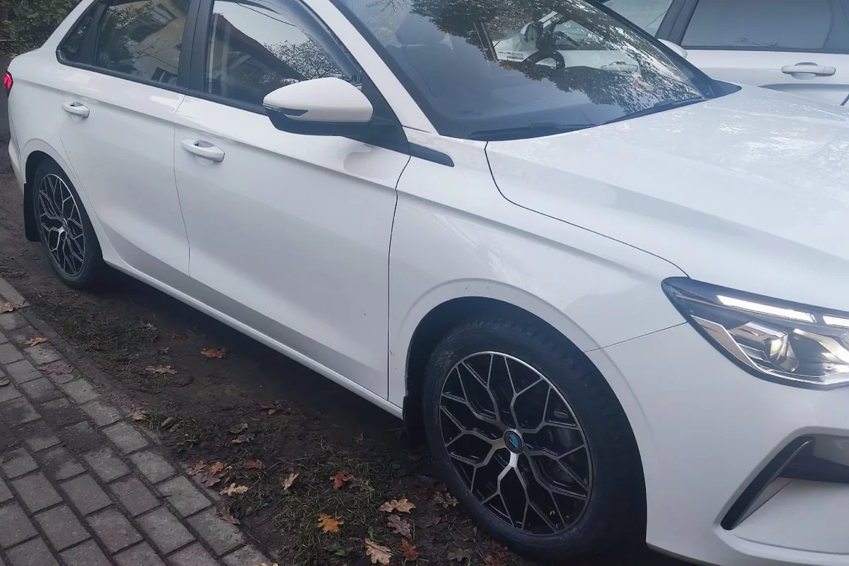 Geely Emgrand на зимних шинах Nordman 8 205/50 R17 и дисках Venti
