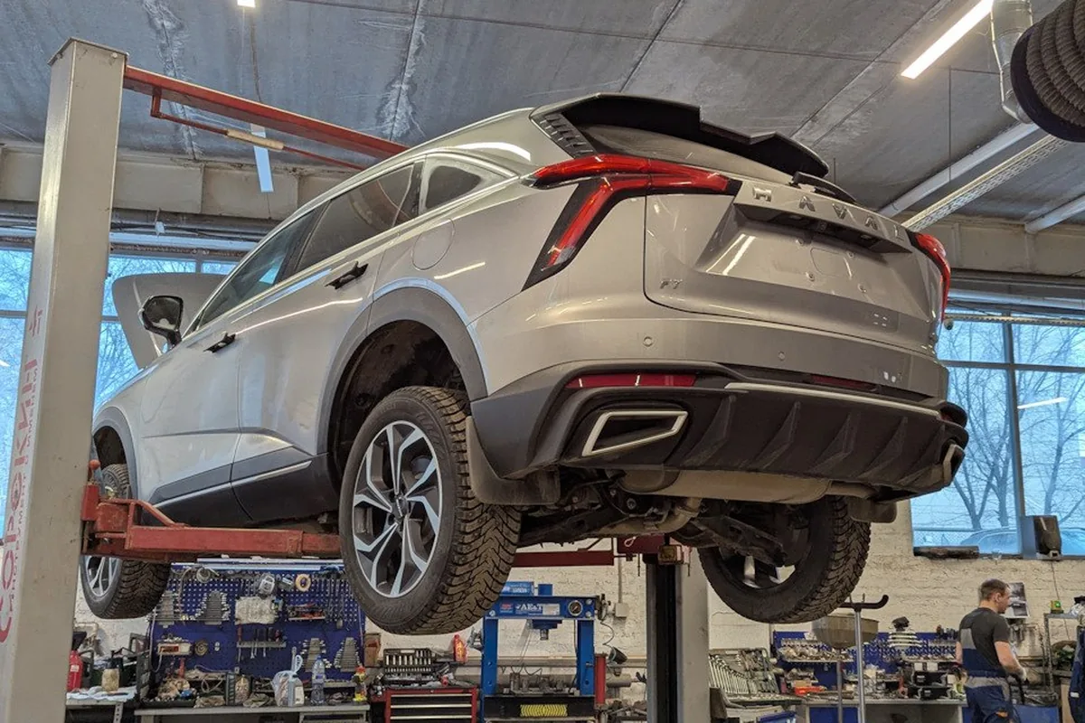 Haval F7 на подъёмнике в сервисе во время планового ТО