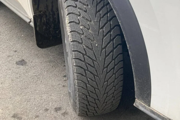 Шина 235/65 R17 на штатном диске Haval F7 в колёсной арке