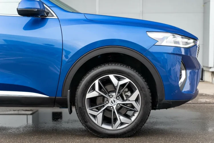 Haval F7 2025 года на семнадцатидюймовых колёсах у дилера