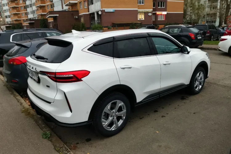 Белый Haval F7 на зимних шинах Pirelli Ice Zero FR 225/60 R18