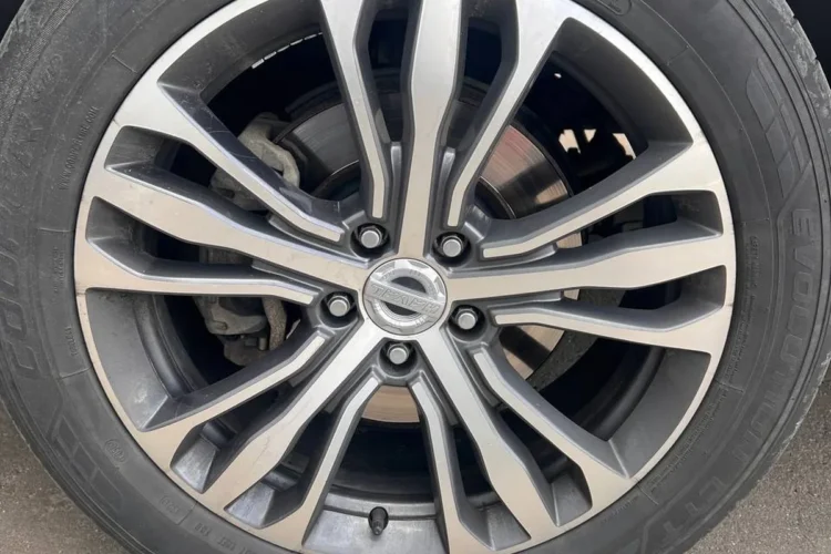 Штатный девятнадцатидюймовый диск Haval F7 крупным планом