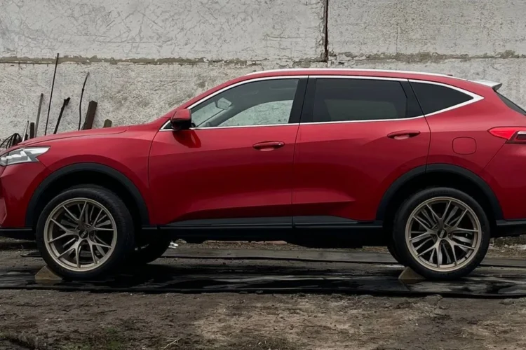 Красный Haval F7 с колёсами R19, снятый для выбора цвета перекраски дисков