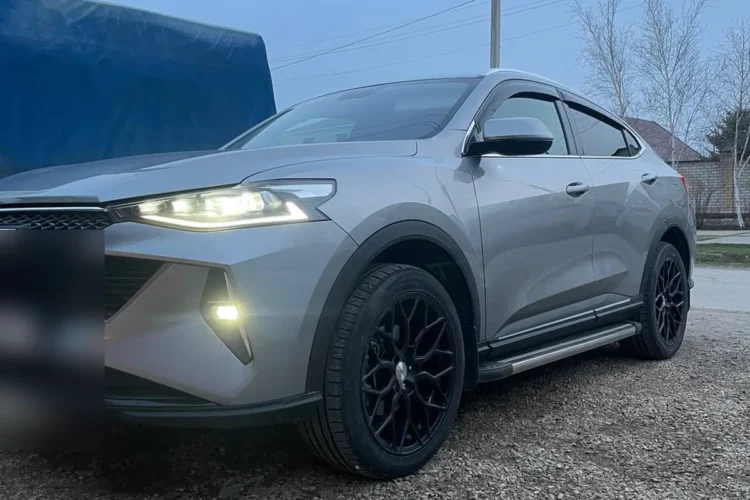 Серый Haval F7x на двадцатидюймовых дисках вместо штатных семнадцатых