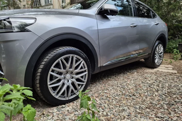 Колесо Haval F7x 9J R20 с вылетом 38 и шиной 245/45 R20 крупным планом