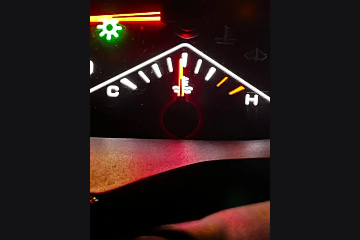 Указатель температуры двигателя Haval F7, который не поднимается выше первых делений