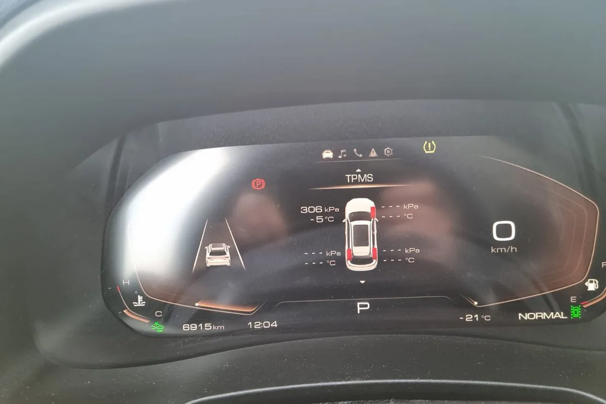 Экран контроля давления в шинах Haval F7 при −21 °C