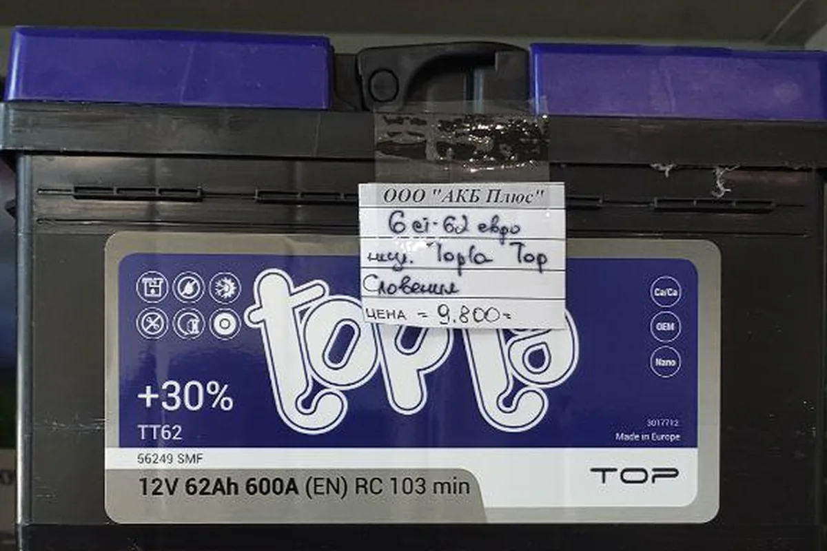 Аккумуляторы Topla 62 Ач на витрине магазина