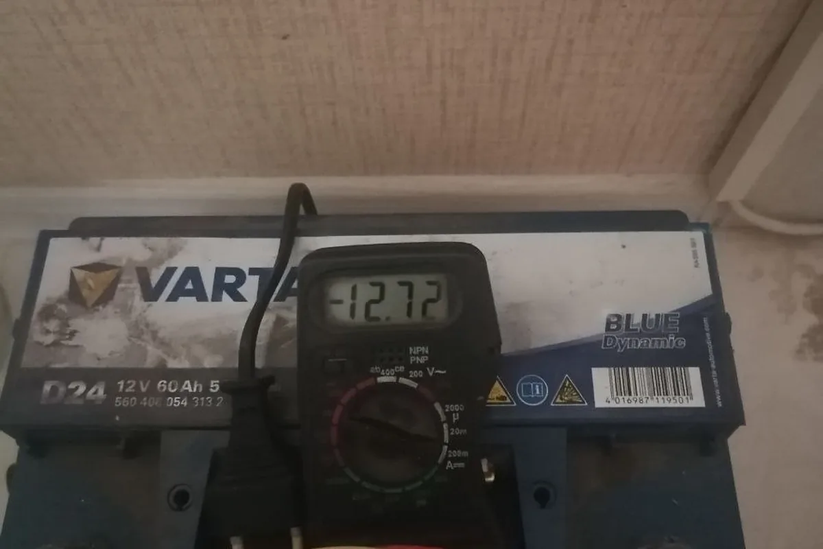 Замер напряжения аккумулятора Varta мультиметром: 12,72 В