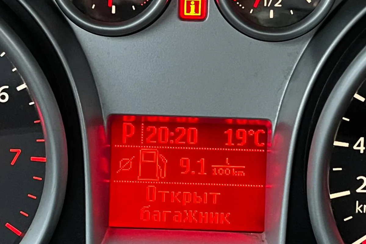 Сообщение «Открыт багажник» на дисплее приборки Форд Фокус 2