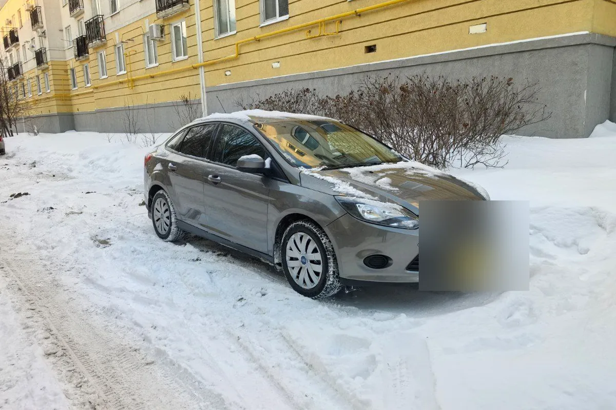 Седан Форд Фокус 3 на заснеженном дворе