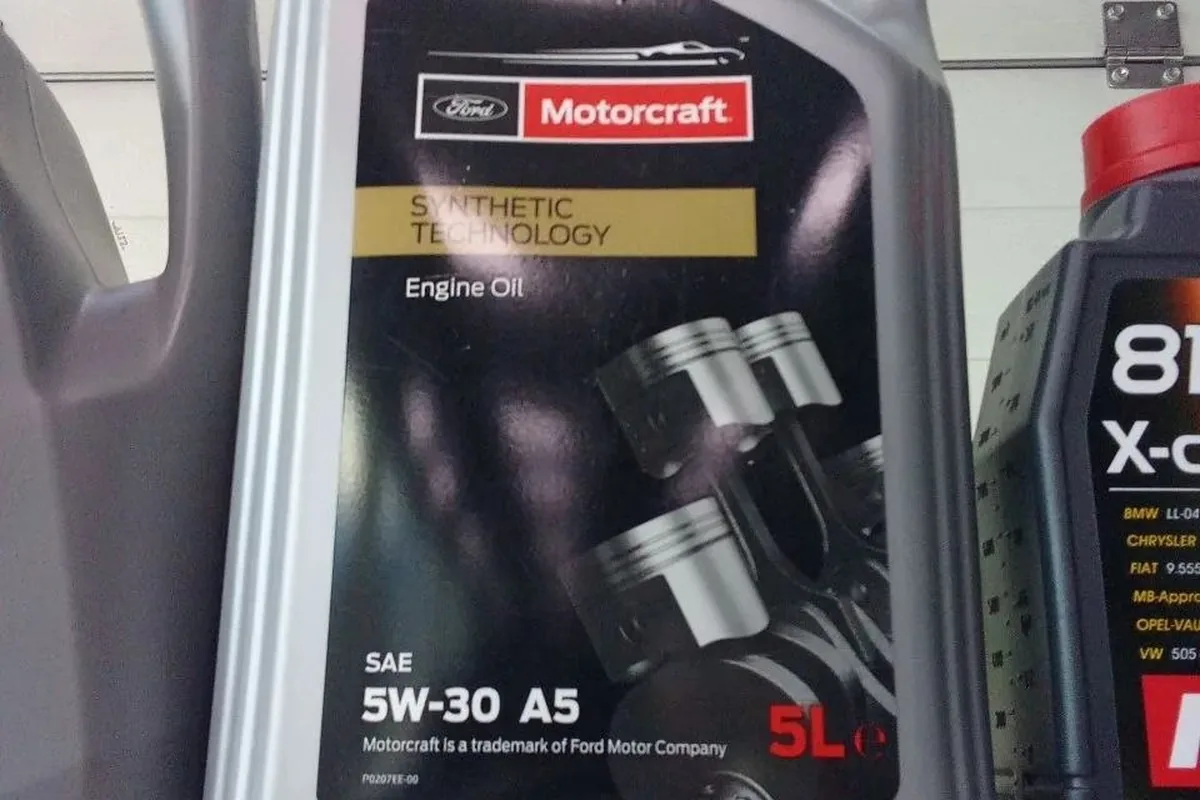 Канистра Motorcraft 5W-30 A5 на полке сервиса