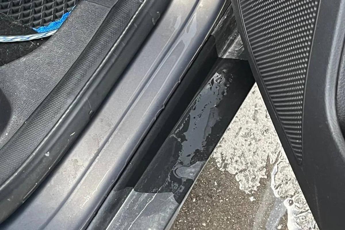 Вода на пороге Форд Фокус после дождя при открытой двери