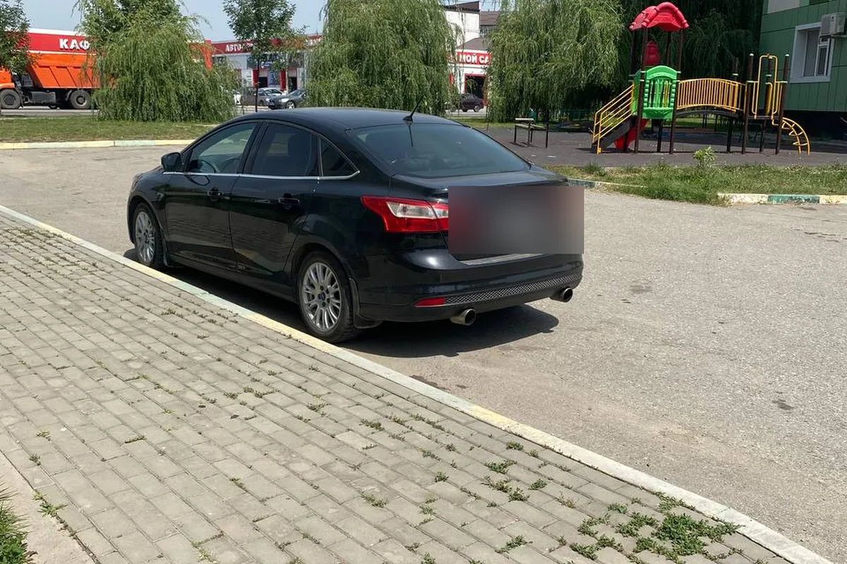 Седан Форд Фокус 3 на парковке