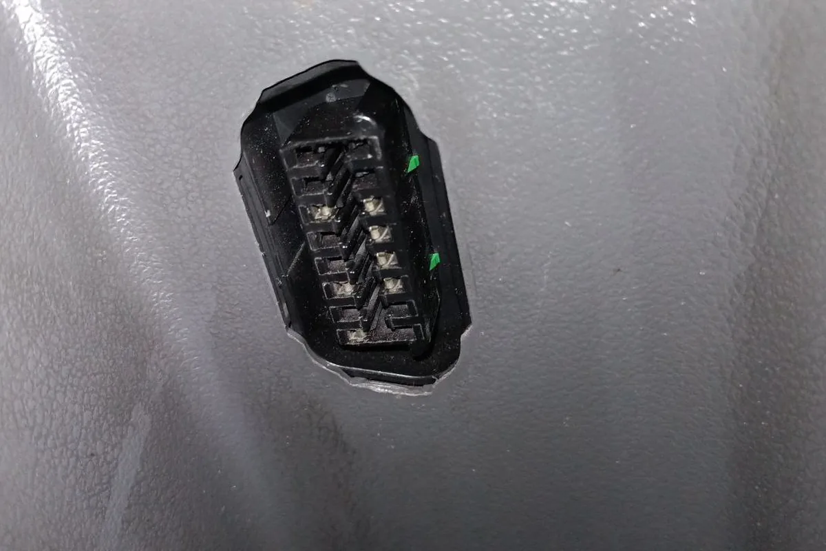 Разъём OBD2 под рулевой колонкой Форд Фокус