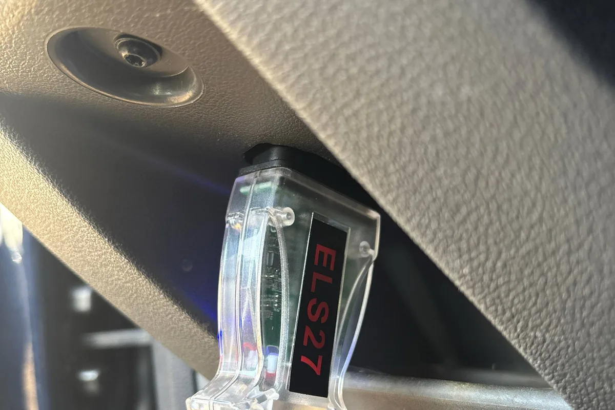 Адаптер ELS27 в разъёме OBD2 под панелью Форд Фокус