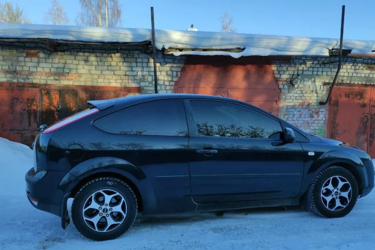 Форд Фокус 2 трёхдверный на зимних колёсах 195/65 R15