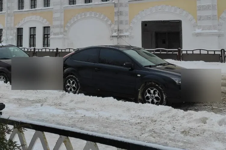Чёрный Форд Фокус 2 хэтчбек на литых дисках R15 зимой