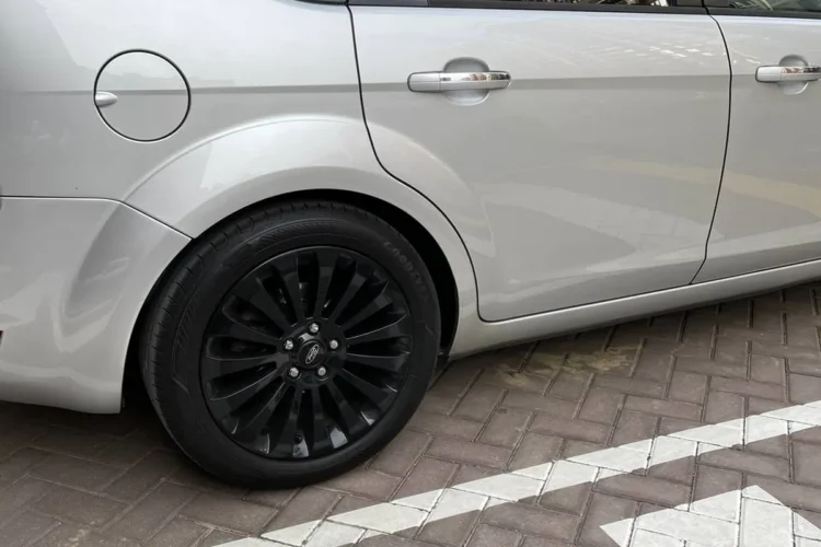 Колесо 215/50 R17 на чёрном диске Форд Фокус 2 хэтчбек