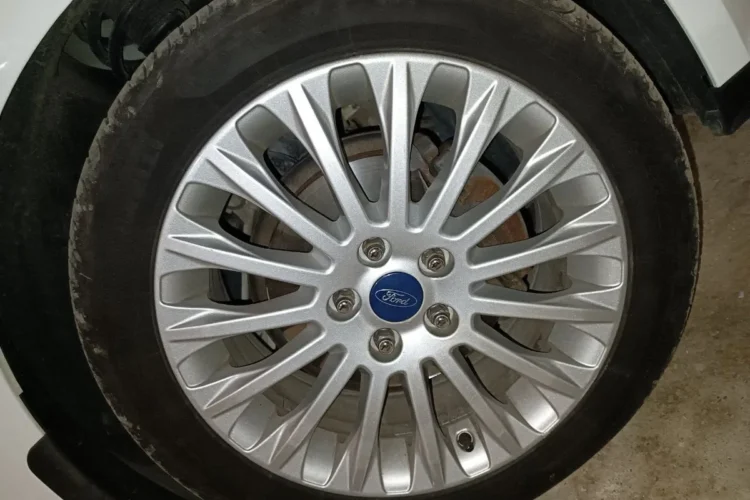 Колесо 215/50 R17 на оригинальном диске Форд Фокус 3