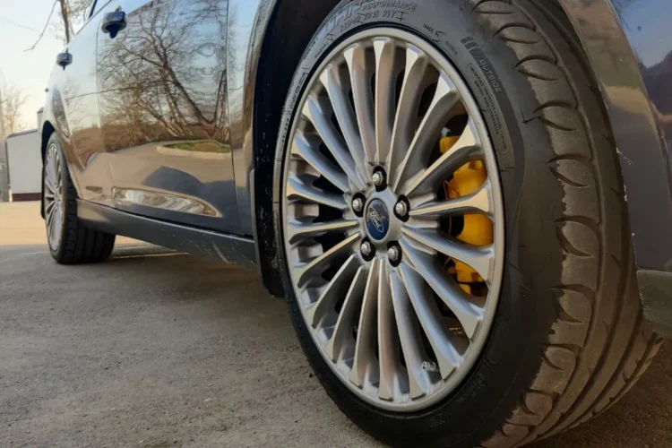 Колесо 235/40 R18 в арке Форд Фокус 3