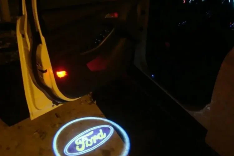 Проекция логотипа Ford из открытой двери Фокуса