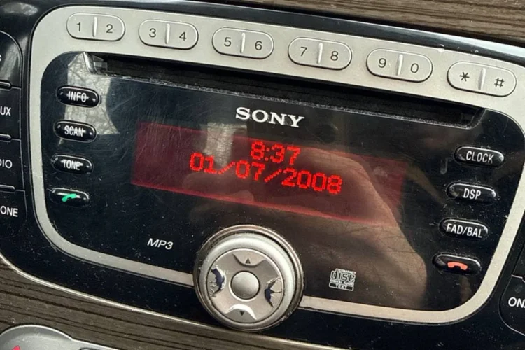 Магнитола Sony в консоли под дерево Форд Фокус 2
