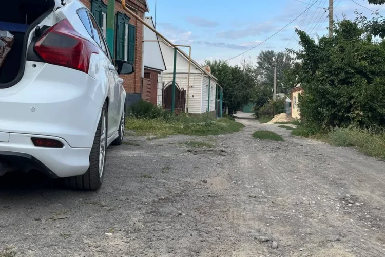 Форд Фокус 3 хэтчбек на заниженной подвеске на грунтовке