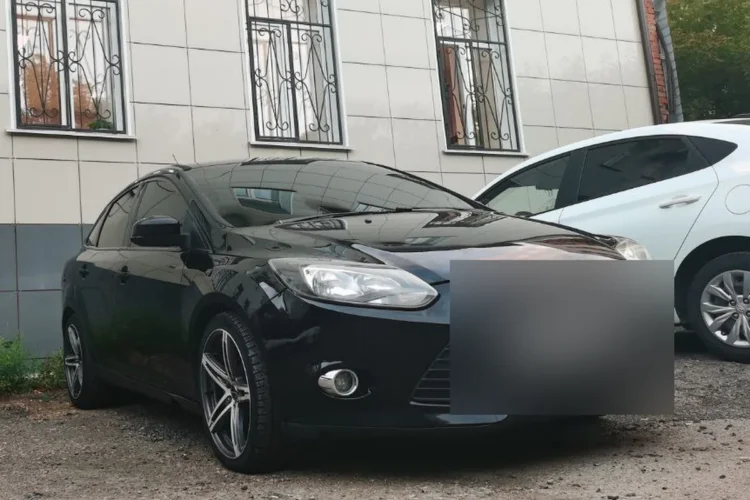 Чёрный Форд Фокус 3 2011 года на литых дисках