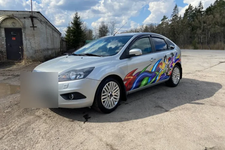 Форд Фокус 2 рестайлинг хэтчбек с аэрографией на литых дисках