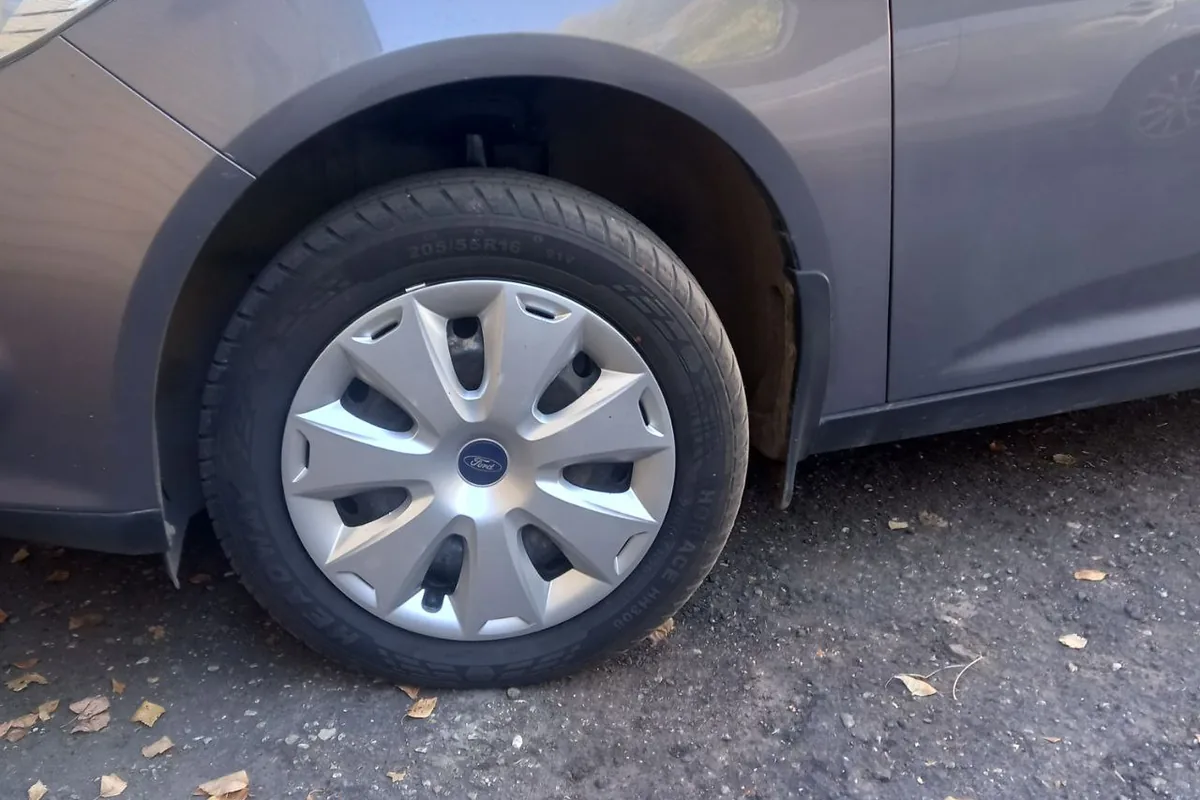 Колесо Форд Фокус 3 с шиной 205/55 R16 и зазор в арке