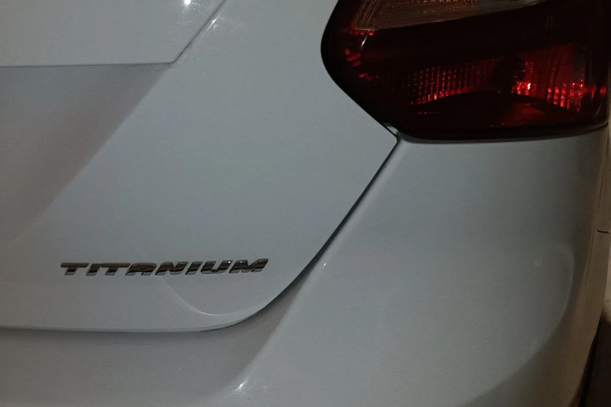 Шильдик Titanium на пятой двери Форд Фокус 3 хэтчбек