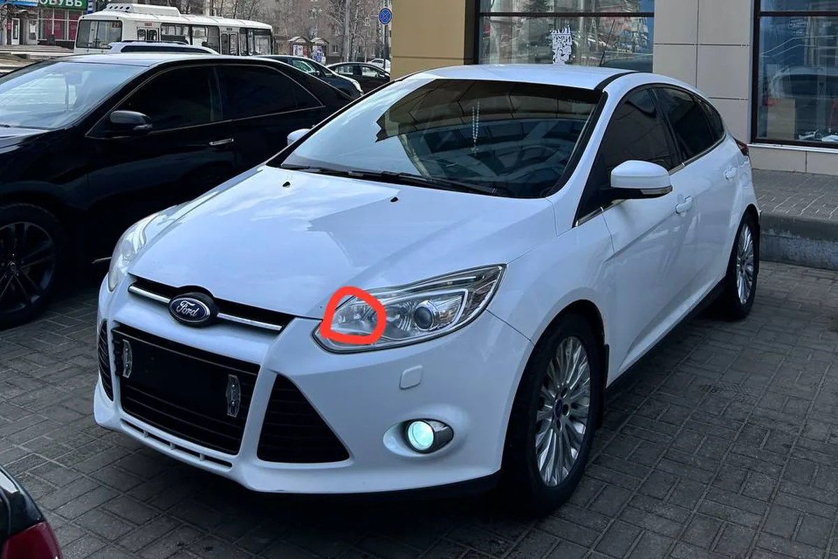 Белый Форд Фокус 3 Titanium с линзованными фарами