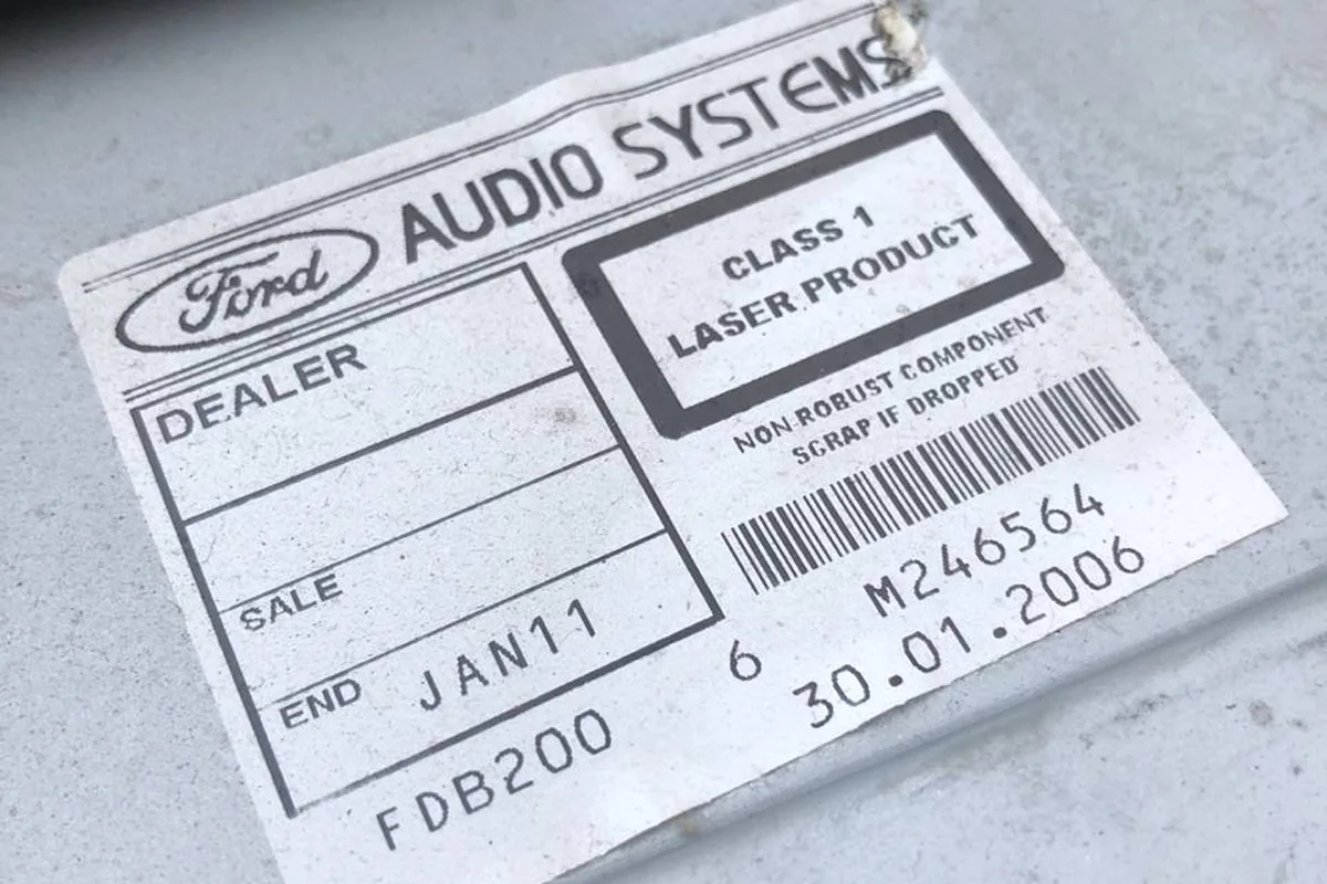 Наклейка Ford Audio Systems на корпусе штатной магнитолы Фокус 2