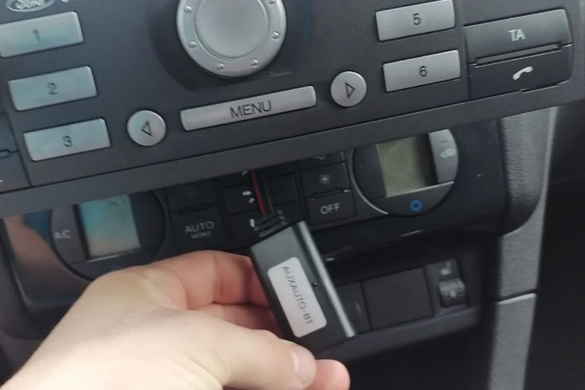 Bluetooth-адаптер вместо AUX у магнитолы 6000CD в Форд Фокус 2