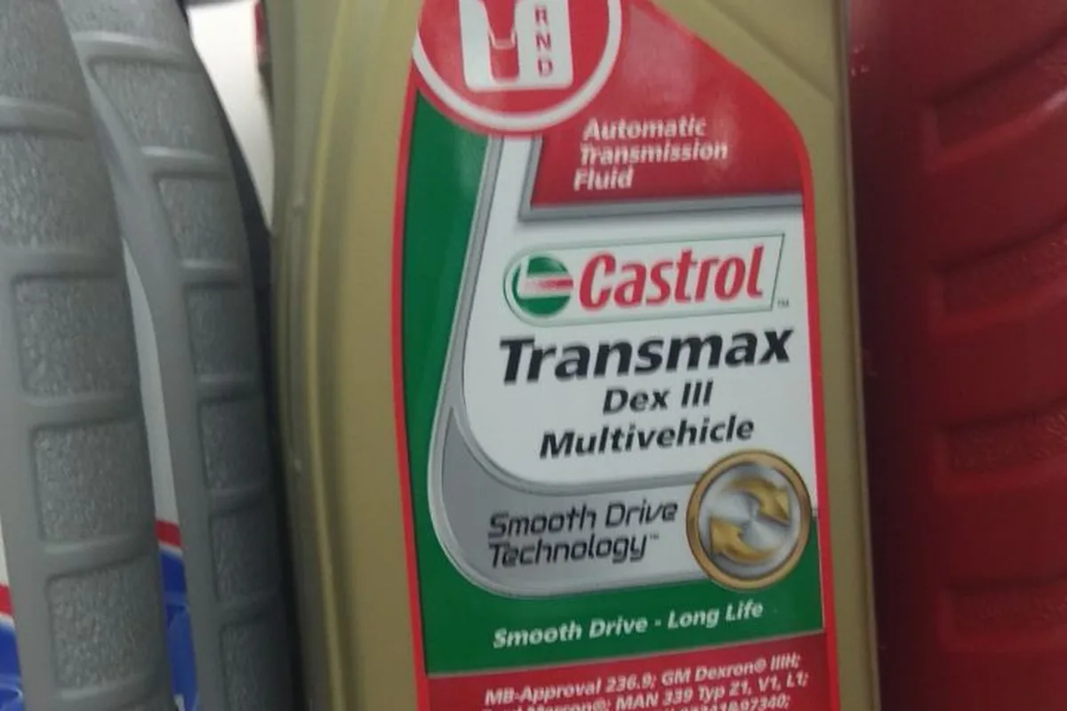 Castrol Transmax Dex III на полке магазина по 579 рублей