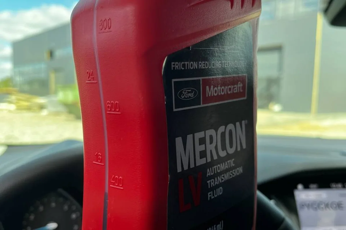 Бутылка Motorcraft Mercon LV в салоне Форд Фокус