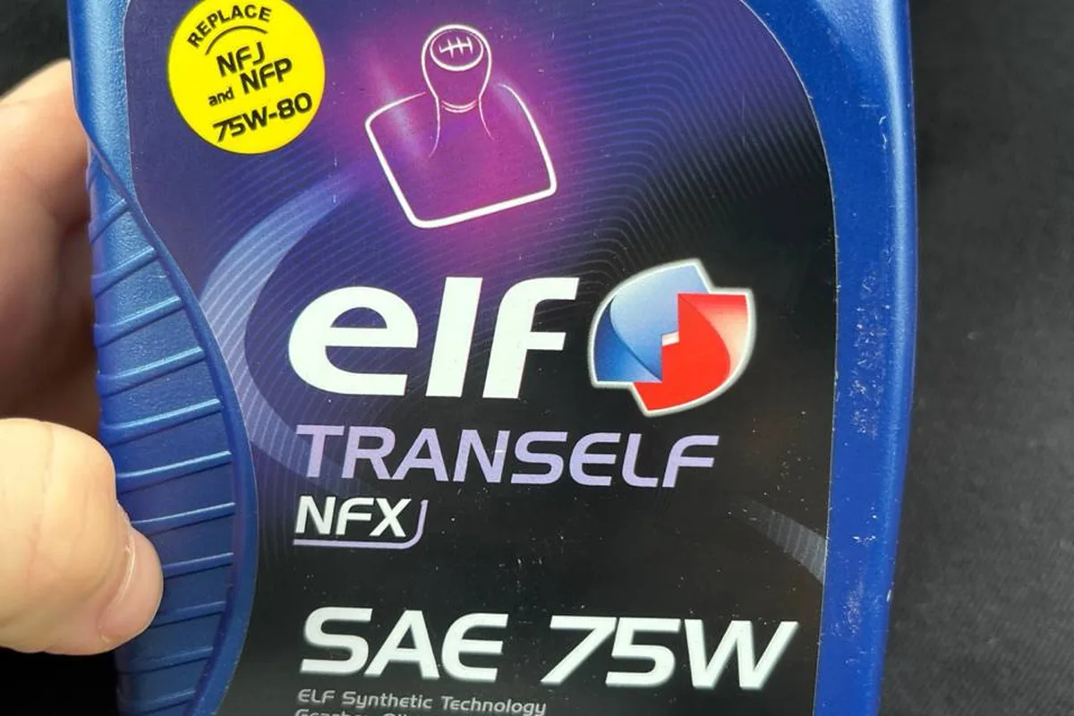 Трансмиссионное масло Elf Tranself NFX 75W в руке владельца