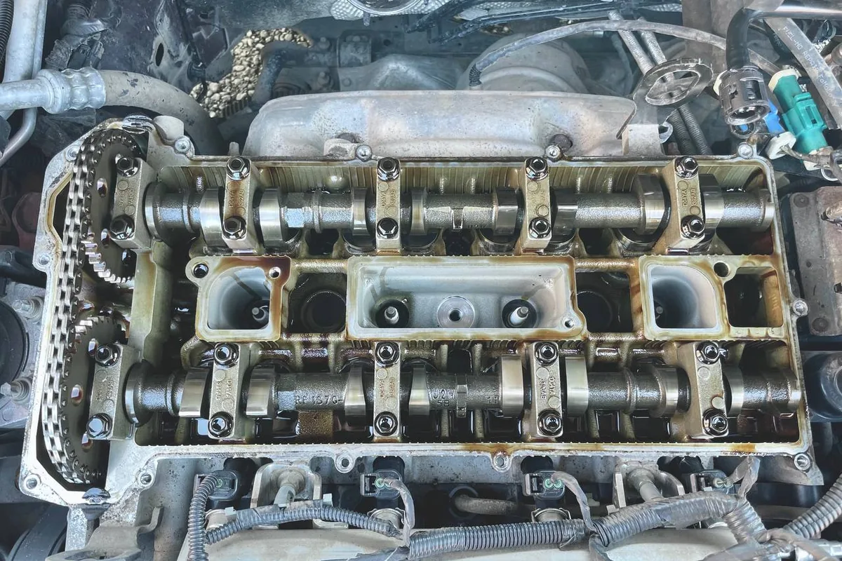 Головка блока 1.8 Duratec Форд Фокус под снятой клапанной крышкой