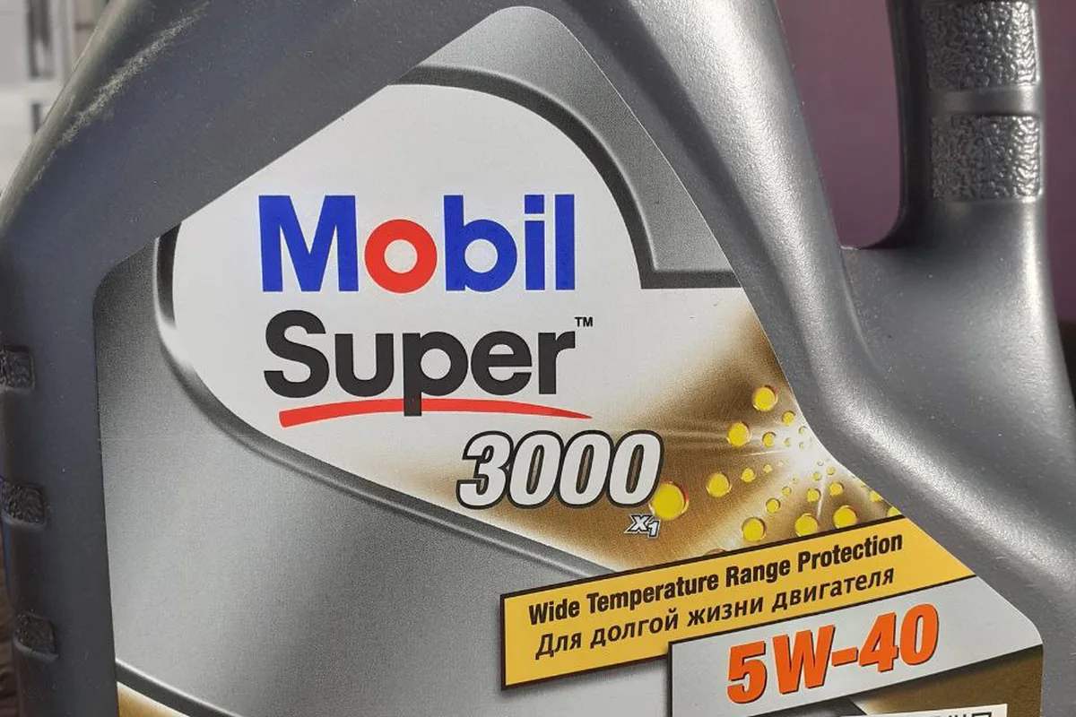 Канистра Mobil Super 3000 5W-40 для мотора 1.8