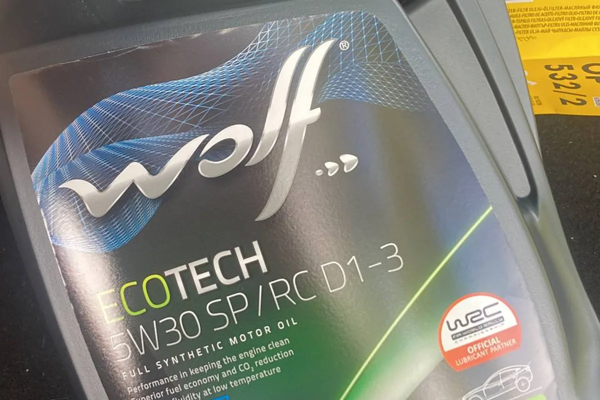 Канистра Wolf Ecotech 5W-30 в руке владельца