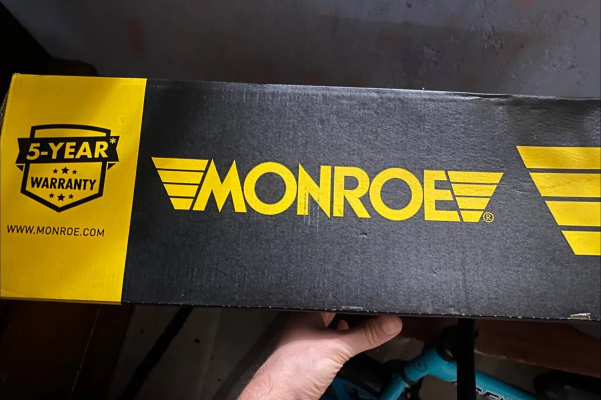 Коробка стоек Monroe для Форд Фокус перед установкой