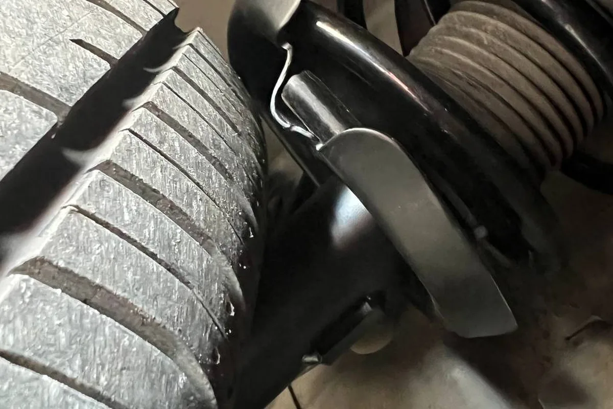 Шина 225/50 R17 вплотную к передней стойке Форд Фокус