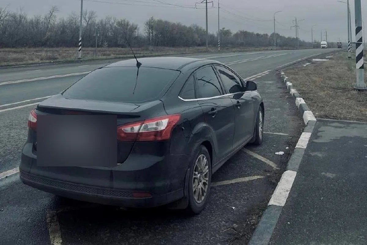 Чёрный Форд Фокус 3 седан Titanium 1.6 сзади